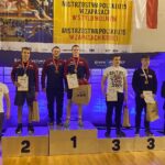 Aleksander Bielski, Patryk Kutyłowski i trener Paweł Albinowski na najwyższych stopniach podium kategorii wagowej do 75 kg