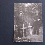 Nad grobami kolegów, którzy zginęli w obronie Małej Pasty, ul. Piusa, 24.09.1944
