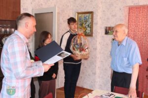 Pan Jerzy Brzeziński otrzymał od wójta Gminy Teresin okolicznościowy list gratulacyjny