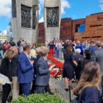 Samorządowcy oddali hołd Bohaterom Solidarności przed pomnikiem Poległych Stoczniowców 1970