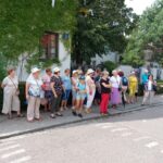 Seniorzy z Radosnej Jesieni podczas spaceru po Zoliborzu Oficerskim