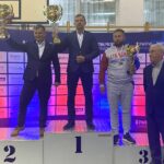 Trener Ryszard Niedźwiedzki na najwyższym stopniu podium klasyfikacji wojewódzkiej