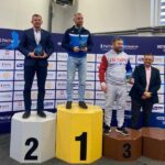 Trener Ryszard Niedźwiedzki na drugim stopniu podium klasyfikacji wojewódzkiej