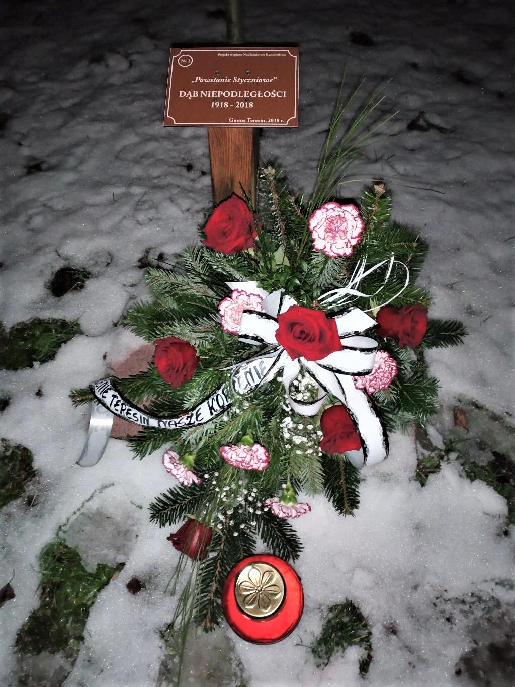 Przy Dębie Niepodległości „Powstanie Styczniowe” w Szymanowie złożono kwiaty i zapalono znicze