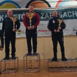 Trener Paweł Albinowski na najwyższym stopniu podium